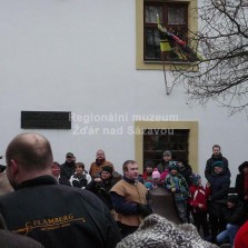 Diváci se baví a prapor Flambergu vlaje nad Tvrzí. Foto: Stanislav Mikule