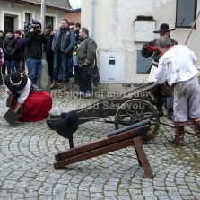 Příprava děla a tarasnice ke střelbě. Foto: Kamila Dvořáková