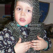 Malý válečník v kroužkové zbroji. Foto: Kamila Dvořáková
